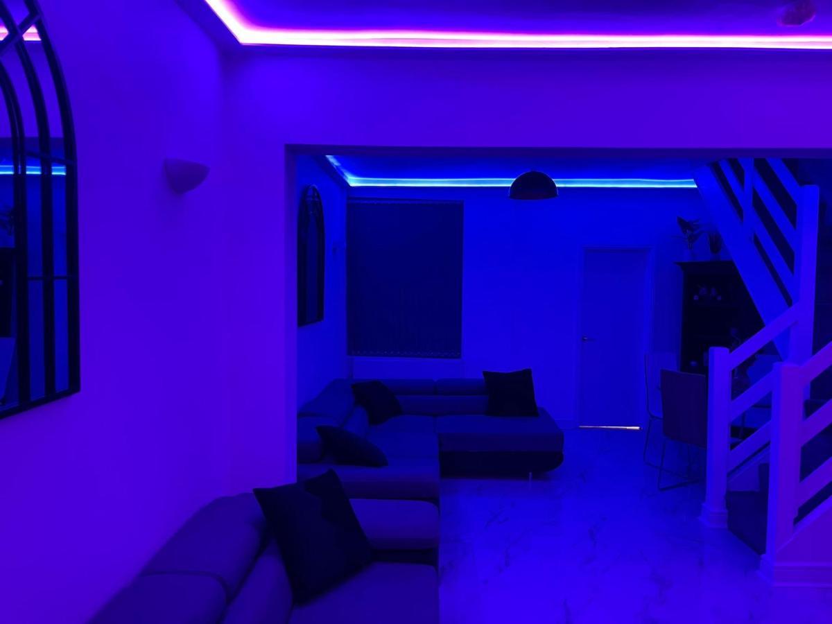 Short Stopzzz & Indoor Hot Tub — Photos 2