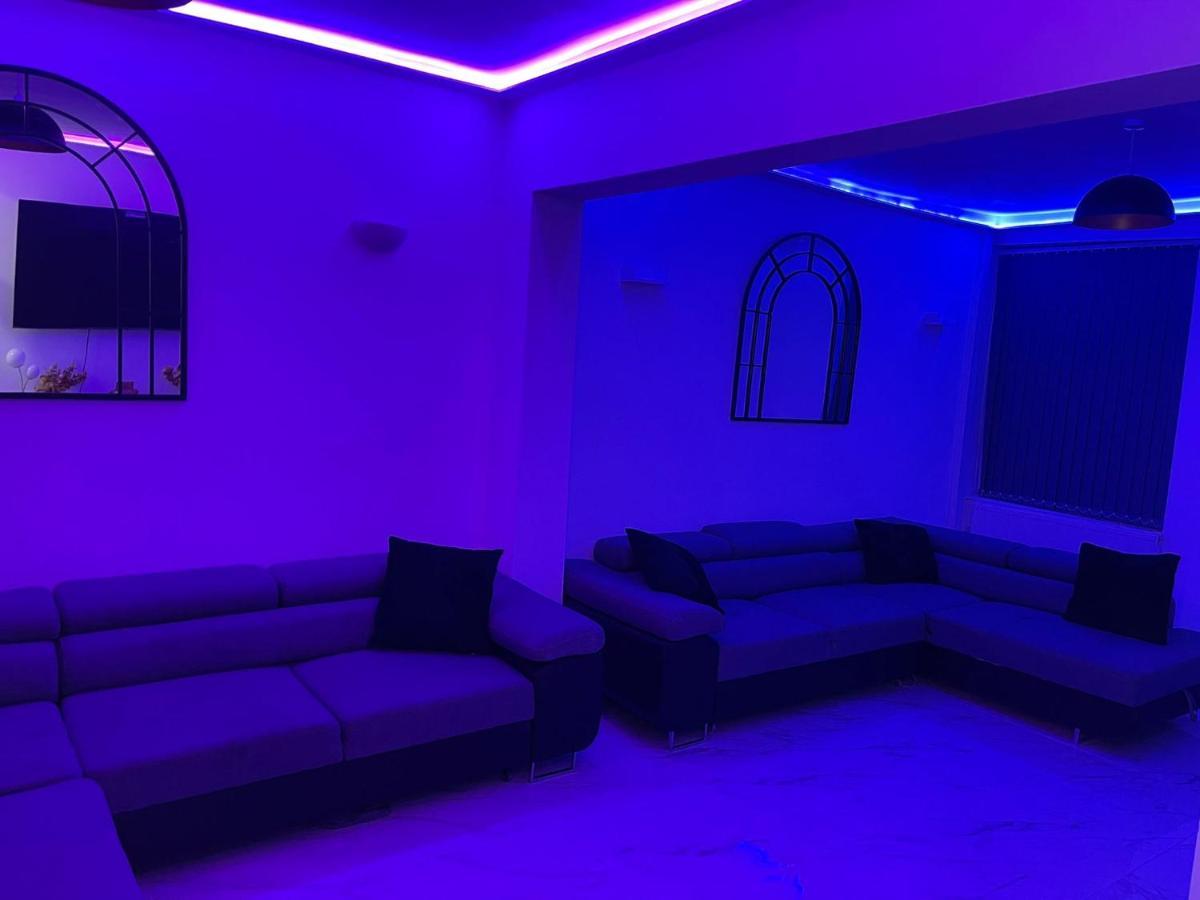 Short Stopzzz & Indoor Hot Tub — Photos 3